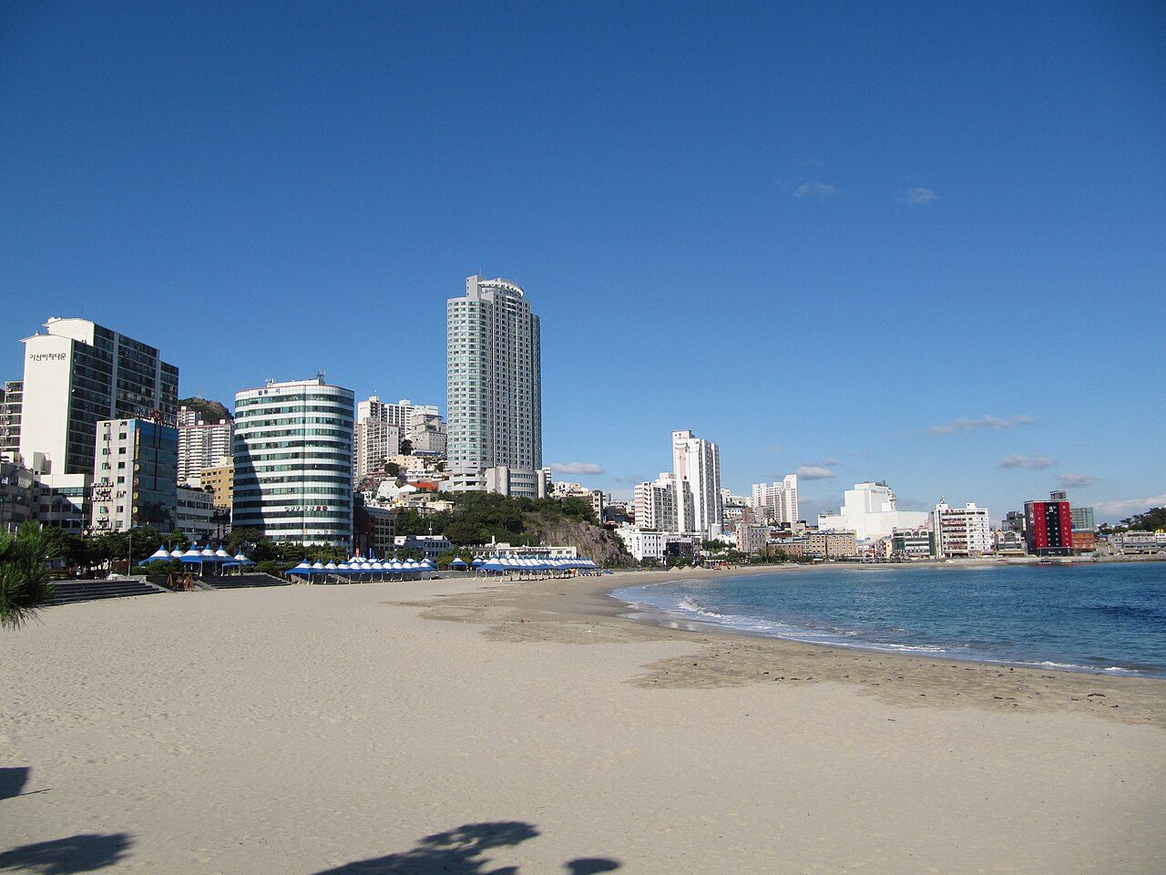 부산 서구 송도해수욕장 전경과 해안 고층 단지